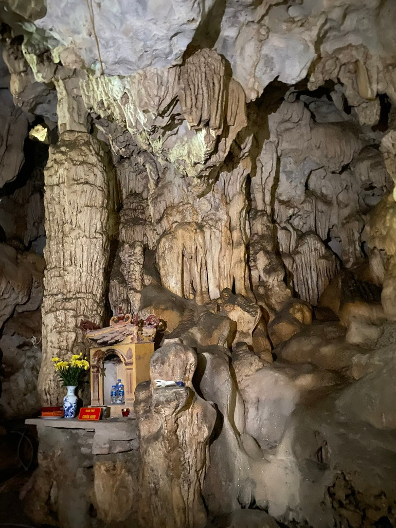 Muôn hình vạn trạng nhũ đá lấp lánh chắp thêm đôi cánh cho trí tưởng tượng bay xa.