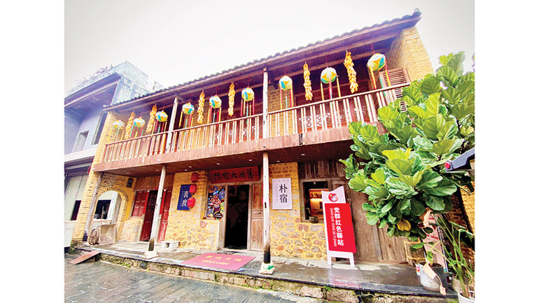 Tú cầu được lựa chọn là điểm nhấn trang trí bắt mắt cho một khách sạn đậm màu hoài cổ.