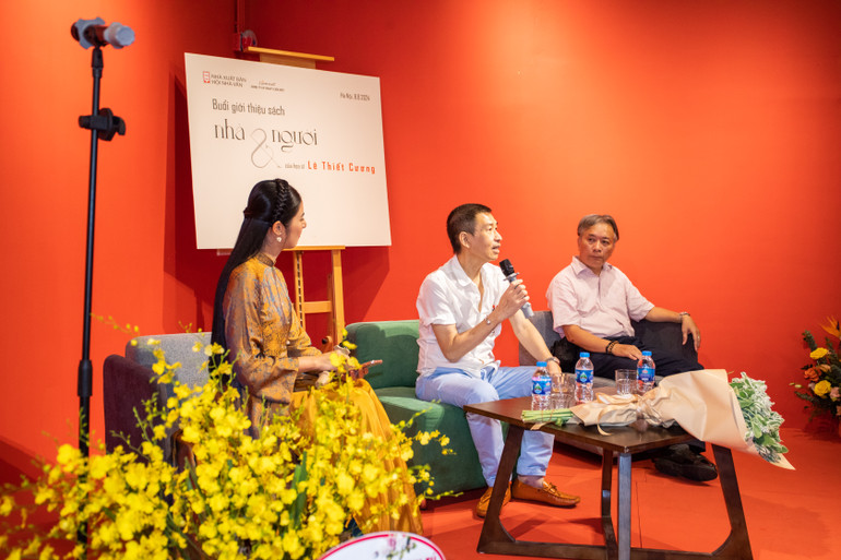 Giao lưu với độc giả trong sự kiện ra mắt sách "Nhà&Người"