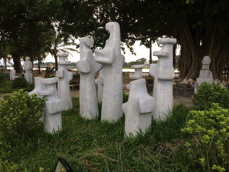 Cụm tác phẩm của nhà điêu khắc tài danh Điềm Phùng Thị được trưng bày trong khuôn viên Trung tâm Nghệ thuật Điềm Phùng Thị (Huế). Ảnh: Bảo Ngọc.