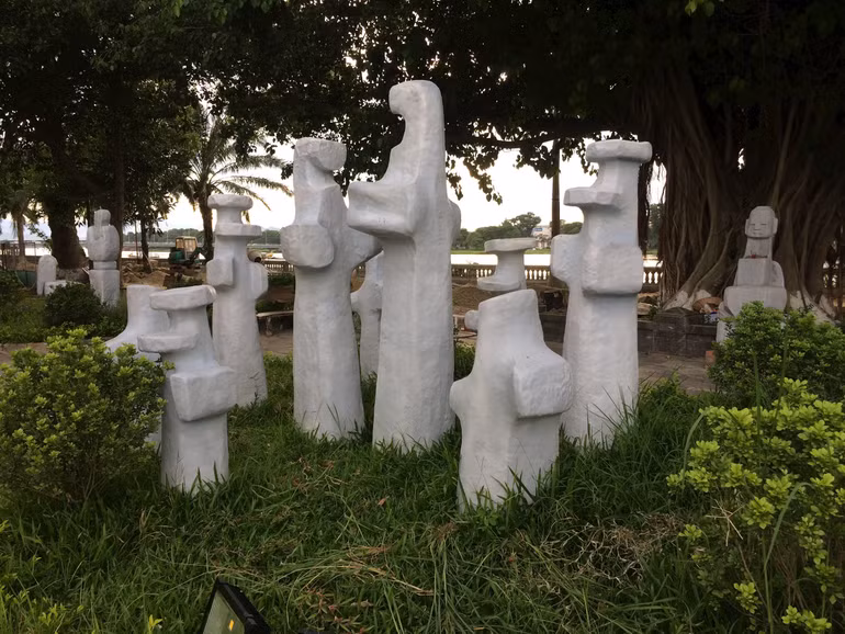 Cụm tác phẩm của nhà điêu khắc tài danh Điềm Phùng Thị được trưng bày trong khuôn viên Trung tâm Nghệ thuật Điềm Phùng Thị (Huế). Ảnh: Bảo Ngọc.