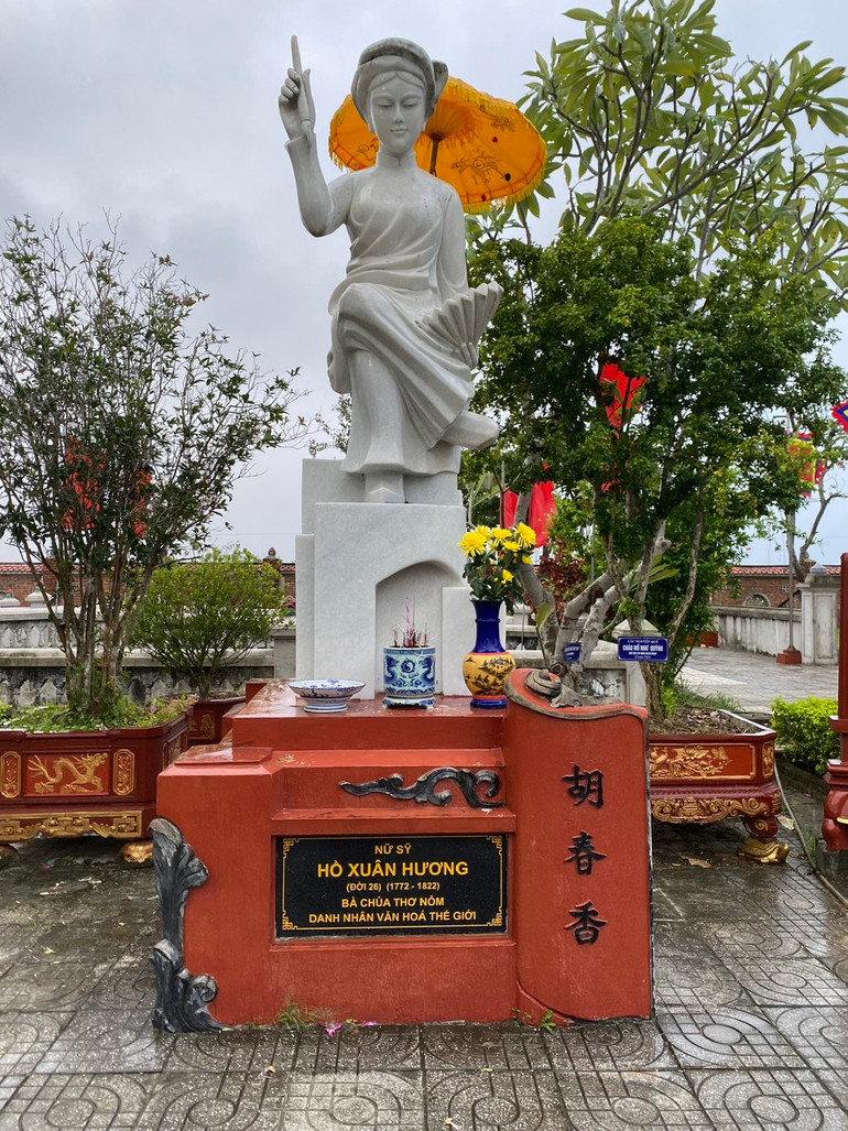 Bức tượng "Bà chúa thơ nôm" Hồ Xuân Hương - Danh nhân văn hóa thế giới trong khuôn viên Nhà thờ họ Hồ