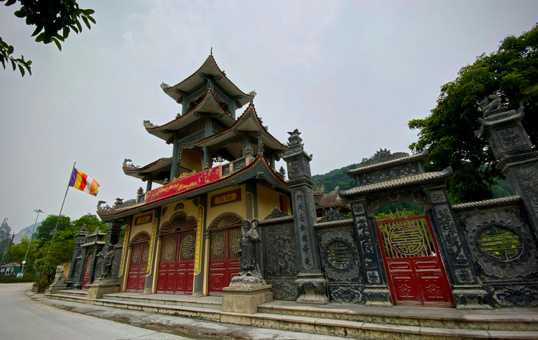 Mặt tiền của quần thể động - chùa Địch Lộng.