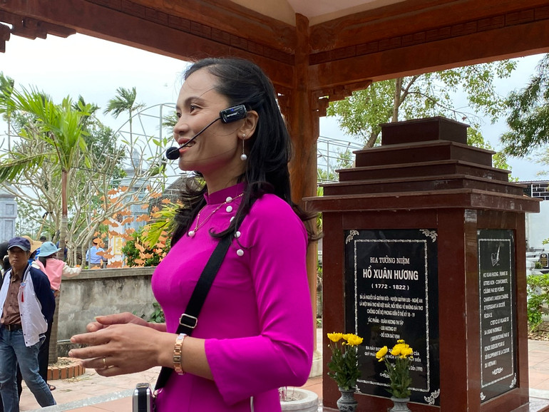 Người dân làng Quỳnh trở thành những hướng dẫn viên bản địa để chia sẻ với du khách bốn phương niềm tự hào về truyền thống hiếu học của làng mình.