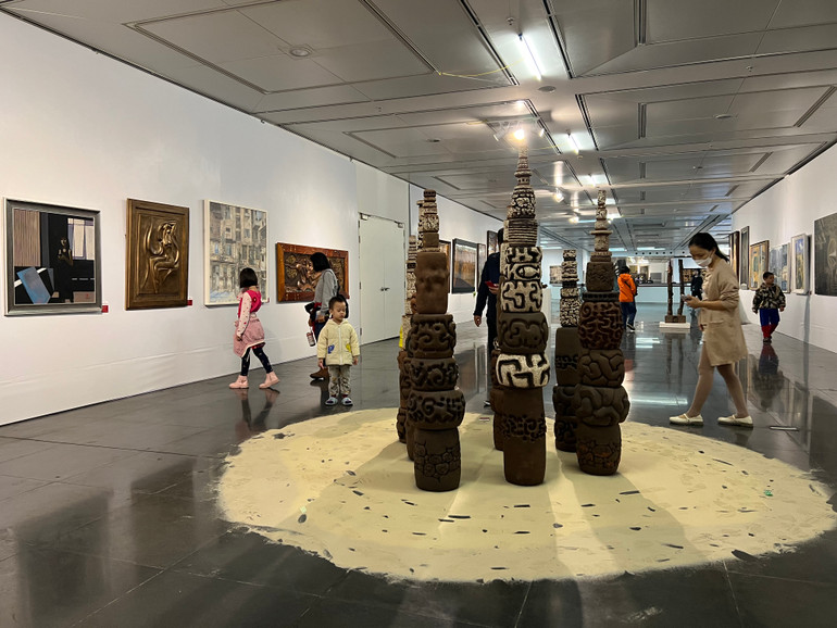 Cuộc thi và Triển lãm Mỹ thuật Việt Nam năm 2023 được tổ chức hoàn toàn bằng ngân sách Nhà nước nhưng luôn thưa vắng người xem. Ảnh | An Trung