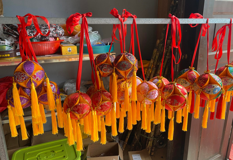 Cả trăm sản phẩm treo lủng lẳng trên các giá hàng là trăm cách phối mầu vải lụa, chỉ thêu cùng họa tiết, hoa văn tinh tế.