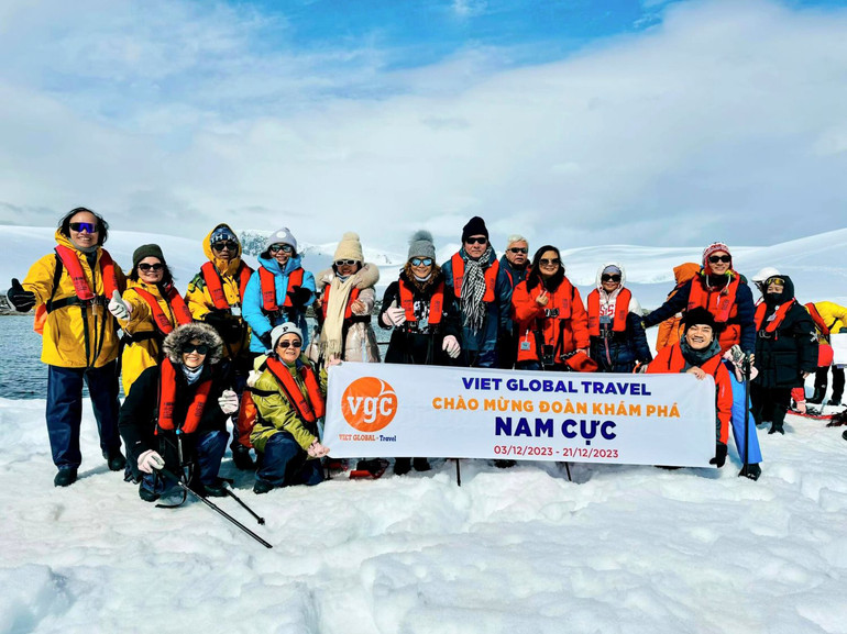Ông Hoàng Phụng Hiếu (bìa phải, hàng trên) trong lần thứ ba dẫn đoàn khách Việt Nam khám phá Nam Cực. Nguồn ảnh | Viet Global Travel Ông Hoàng Phụng Hiếu (bìa phải, hàng trên) trong lần thứ ba dẫn đoàn khách Việt Nam khám phá Nam Cực. Nguồn ảnh | Viet Global Travel