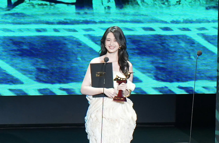 Ngọc Xuân được xướng lên ở hạng mục Diễn viên trẻ triển vọng cho lần đầu chạm ngõ làng điện ảnh, bằng một cô Miền xinh đẹp chỉ được đánh giá ở mức tròn vai. Ảnh ANH VŨ. Ngọc Xuân được xướng lên ở hạng mục Diễn viên trẻ triển vọng cho lần đầu chạm ngõ làng điện ảnh, bằng một cô Miền xinh đẹp chỉ được đánh giá ở mức tròn vai. Ảnh ANH VŨ.