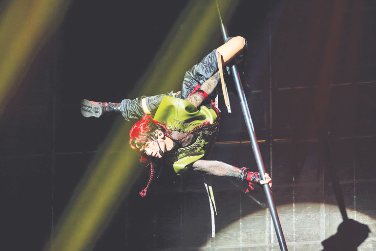 Diễn viên BB Trần thực hiện cú nhào lộn nguy hiểm khi trình diễn trên sân khấu gameshow ca nhạc. Diễn viên BB Trần thực hiện cú nhào lộn nguy hiểm khi trình diễn trên sân khấu gameshow ca nhạc.