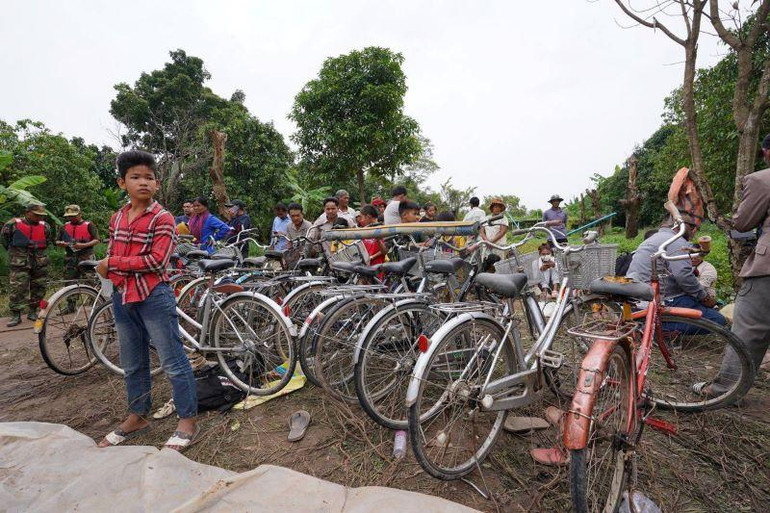 Người thân và bạn bè mong ngóng tin tức cứu hộ các nạn nhân (Ảnh: Fresh News)