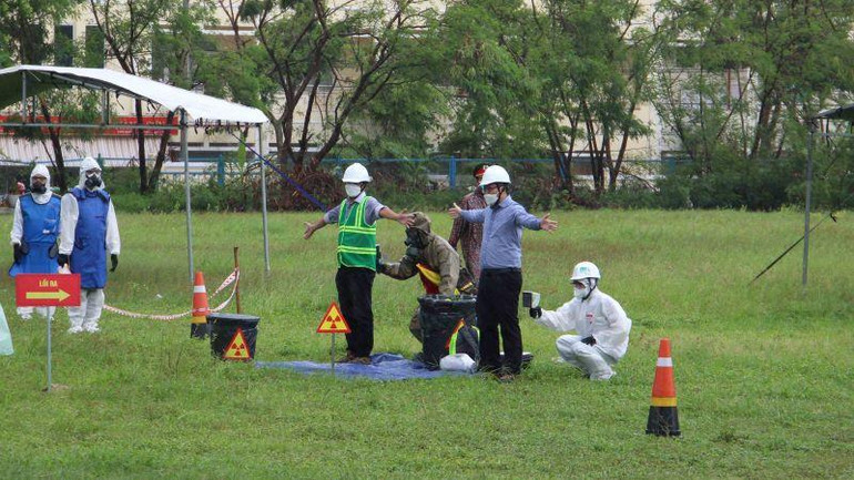 Đo kiểm tra nhiễm bẩn phóng xạ cá nhân.