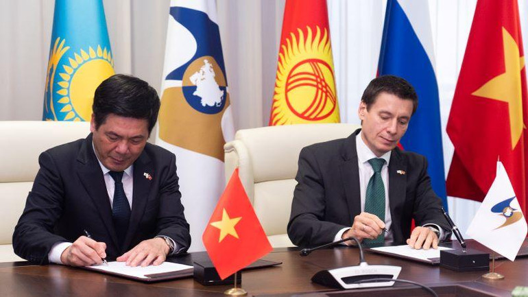 Bộ trưởng Nguyễn Hồng Diên và Bộ trưởng Andrey Slepnev ký Biên bản khóa họp. (Ảnh: Thanh Thể)