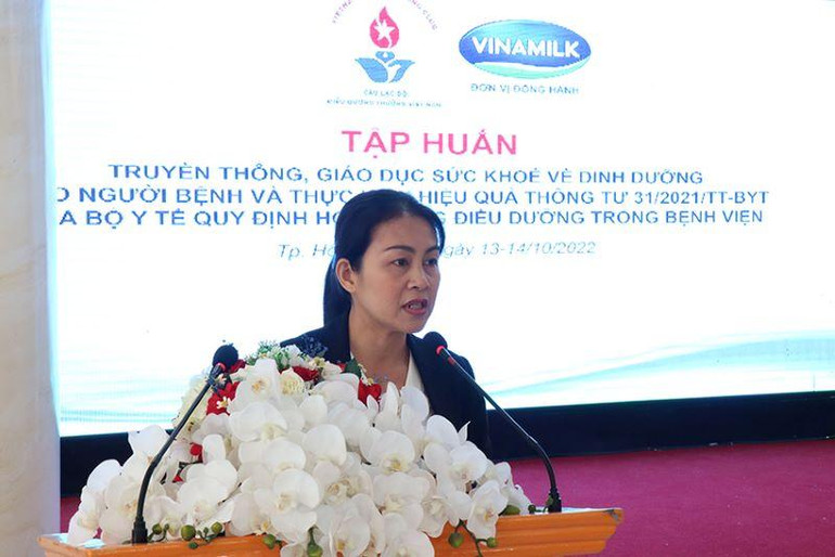 Bà Nguyễn Thị Thanh Nhàn. Trưởng ban Quản lý kênh y tế toàn quốc (Vinamilk) phát biểu tại buổi tập huấn.