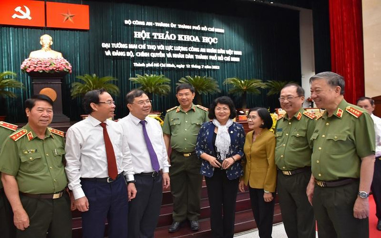 Các đại biểu chụp hình lưu niệm tại hội thảo.