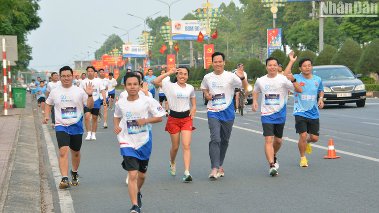 Người dân Bình Phước chạy hưởng ứng "Giờ Trái đất".