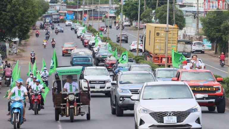 Người hâm mộ ở Bình Phước diễu hành cổ vũ cho đội bóng tỉnh nhà.