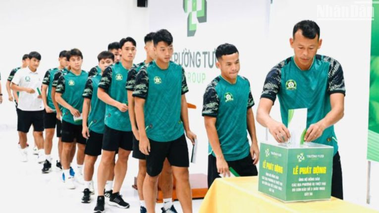 Câu lạc bộ Bóng đá Bình Phước góp quỹ ủng hộ đồng bào các tỉnh phía bắc bị ảnh hưởng thiên tai.