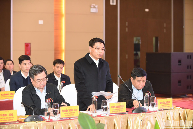 Bộ trưởng Giao thông vận tải Nguyễn Văn Thắng báo cáo tình hình triển khai các dự án thành phần cao tốc bắc-nam phía đông.