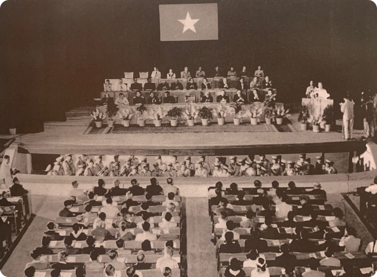 Chủ tịch Hồ Chí Minh đọc báo cáo tại Hội nghị Chính trị đặc biệt tại Hà Nội, tháng 3/1964, đề ra 5 nhiệm vụ cụ thể để xây dựng miền bắc và chi viện cho cuộc kháng chiến ở miền nam. (Nguồn: Bảo tàng Hồ Chí Minh)