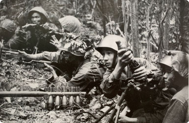 Quân Giải phóng tấn công căn cứ Khe Sanh năm 1968. (Nguồn: Hiệp định Paris 1973 - Bước ngoặt tiến tới hòa bình, Nhà xuất bản Thông tấn)