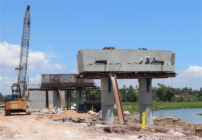 Thi công tuyến đường biển Dung Quất-Sa Huỳnh. (Ảnh: TTXVN)