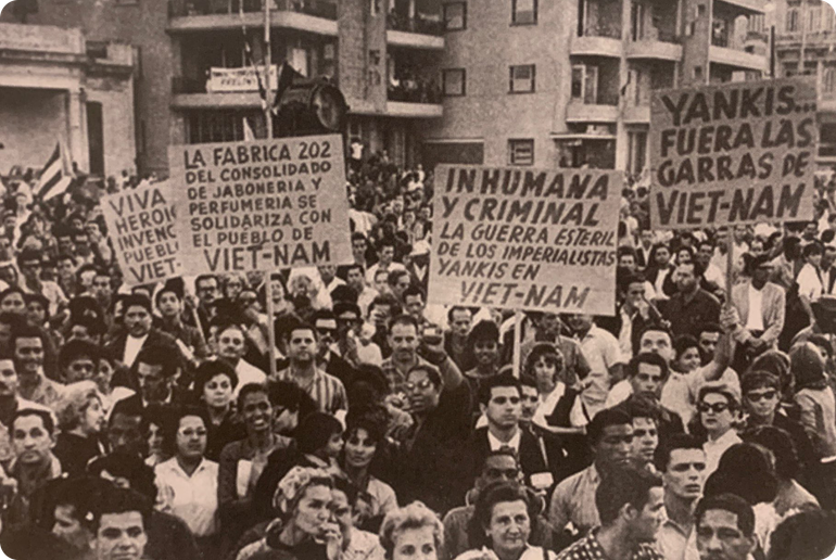 Hơn 3 vạn công nhân tại thủ đô La Habana, Cuba tổ chức mít-tinh ủng hộ nhân dân Việt Nam tiến hành kháng chiến chống Mỹ, cứu nước, tháng 11/1966. (Nguồn: Trung tâm Lưu trữ quốc gia III. Tài liệu ảnh sưu tầm)