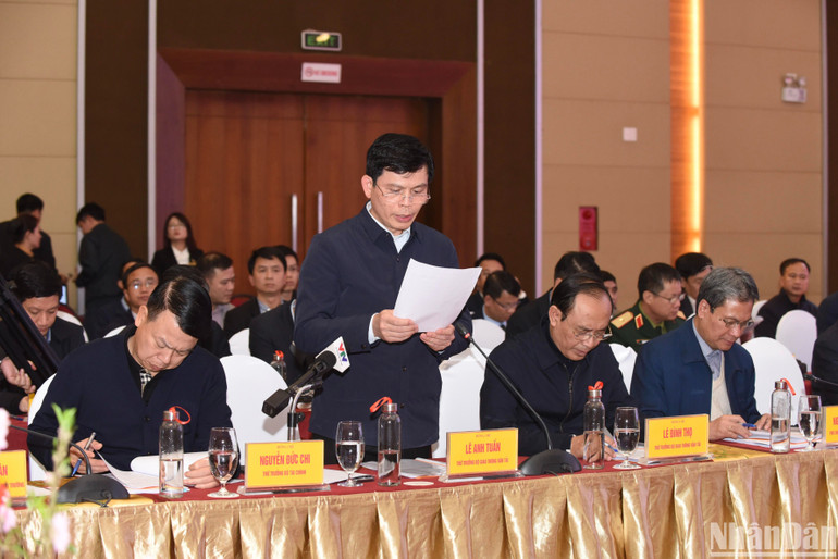 Thứ trưởng Giao thông vận tải Lê Anh Tuấn phát biểu ý kiến.