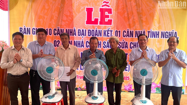 Ngoài được tặng nhà mới, các hộ dân còn được các hội, đoàn thể tặng các vật dụng thiết yếu.