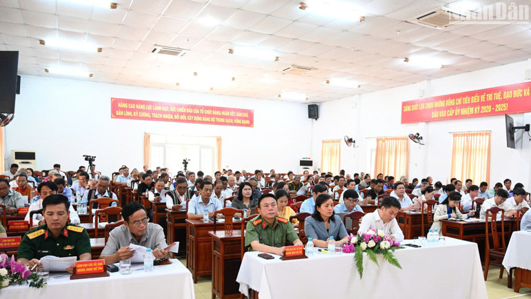 Các đại biểu dự buổi gặp mặt. Các đại biểu dự buổi gặp mặt.