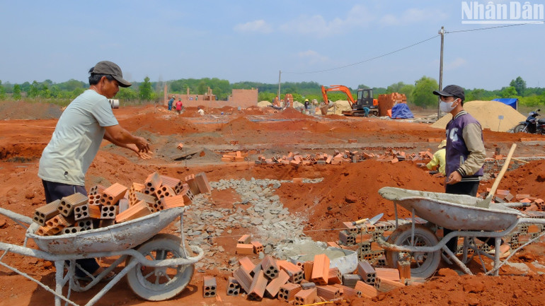 Người dân góp thêm sức để có ngôi nhà khang trang hơn.