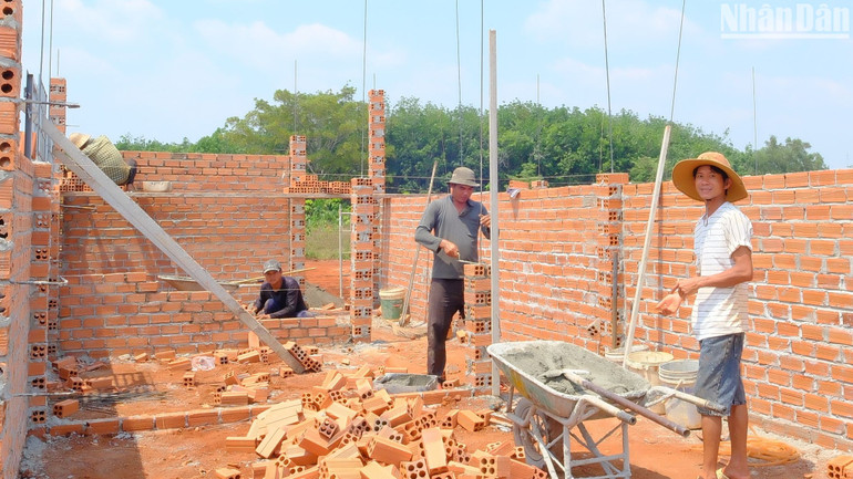 Các nhà thầu xây dựng đẩy nhanh tiến độ xây nhà cho các hộ dân.