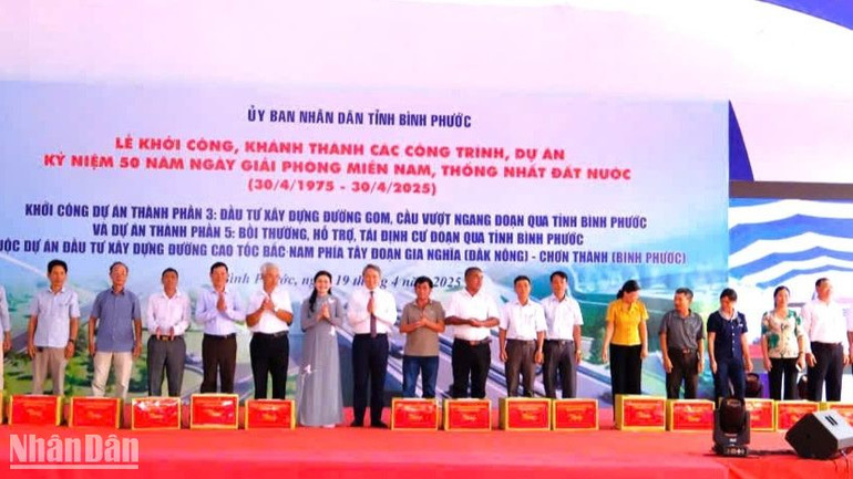 Đại diện lãnh đạo trung ương và tỉnh Bình Phước tặng quà cho các hộ dân đã nhường đất mở đường cao tốc.