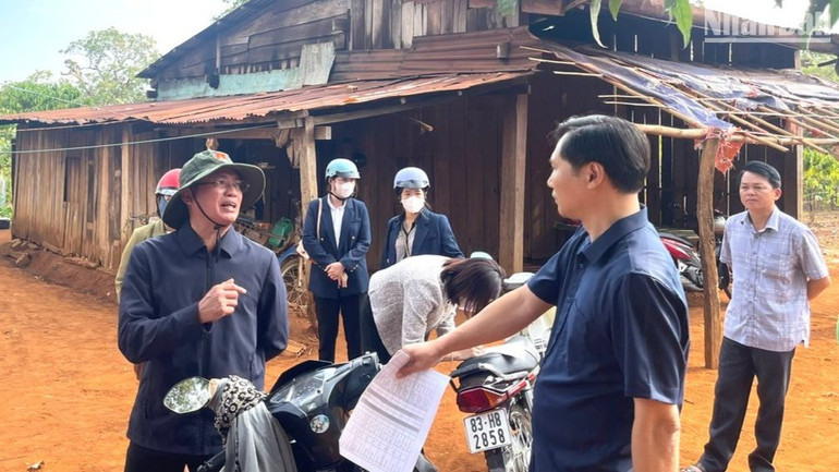 Các thành viên Ban chỉ đạo xóa nhà tạm, nhà dột nát huyện Bù Đăng khảo sát thực tế.