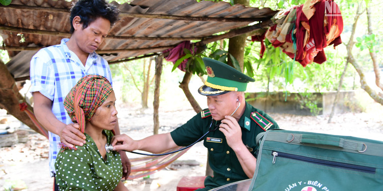 Bộ đội Biên phòng tỉnh Bình Phước khám chữa bệnh cho đồng bào nghèo. Bộ đội Biên phòng tỉnh Bình Phước khám chữa bệnh cho đồng bào nghèo.