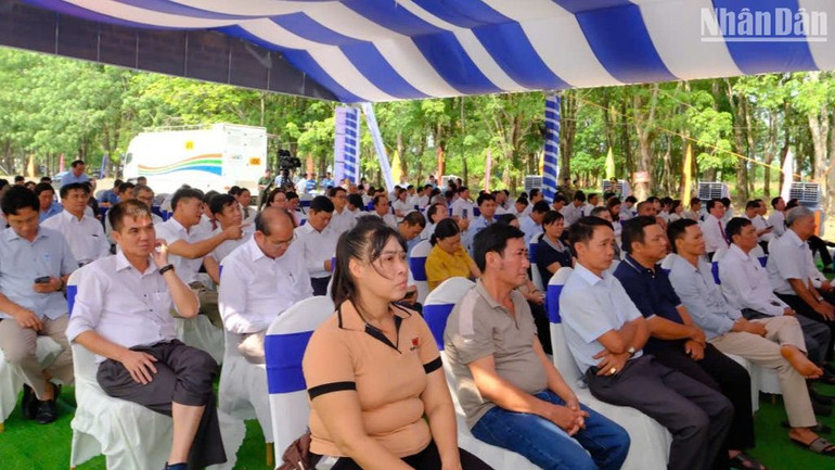 Các hộ dân nhường đất cho dự án cao tốc Gia Nghĩa-Chơn thành tham dự lễ khởi công dự án thành phần.