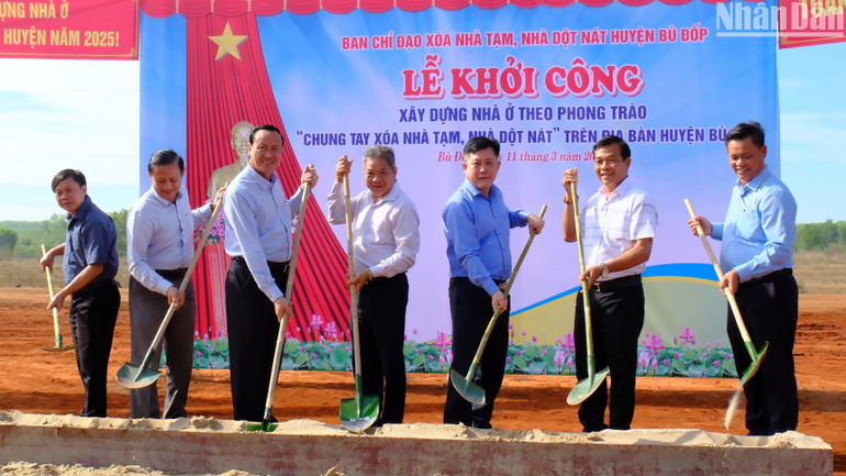 Huyện Bù Đốp vận động các doanh nghiệp tặng đất và cơ sở hạ tầng để xây dựng nhà ở cho 17 hộ dân tại xã Thiện Hu.