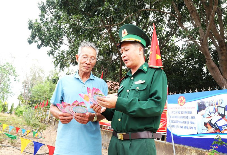 Cán bộ Biên phòng tuyên truyền, hướng dẫn người dân sinh sống ở vùng biên giới chấp hành tốt chủ trương, đường lối của Đảng, chính sách, pháp luật của Nhà nước và pháp luật về bảo vệ biên giới quốc gia.