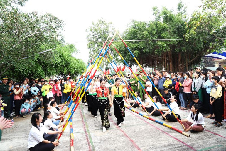 Bà con các dân tộc ở xã biên giới Ia R’vê, huyện Ea Súp tham gia các hoạt động văn hóa, văn nghệ tại Chương trình “Xuân biên phòng-Ấm lòng dân bản” 2023.