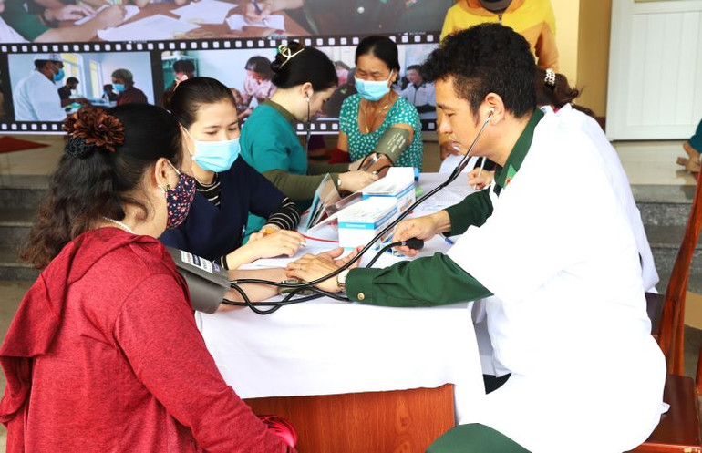 Cán bộ quân y Bộ đội Biên phòng tỉnh Đắk Lắk khám bệnh và cấp thuốc miễn phí cho các hộ nghèo ở xã biên giới Ia R’vê tại Chương trình “Xuân biên phòng-Ấm lòng dân bản” năm 2023.