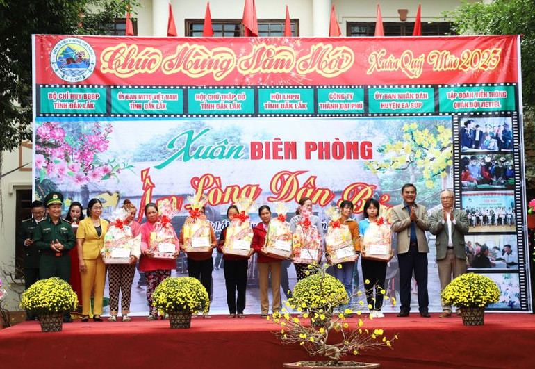 Tại chương trình, Bộ Chỉ huy Bộ đội Biên phòng tỉnh Đắk Lắk và các đơn vị, nhà hảo tâm trao tặng 220 suất quà cho các hộ gia đình chính sách, hộ gia đình có hoàn cảnh đặc biệt khó khăn, gia đình tiêu biểu trong thực hiện Phong trào “Toàn dân tham gia bảo vệ chủ quyền lãnh thổ, an ninh biên giới quốc gia trong tình hình mới”.