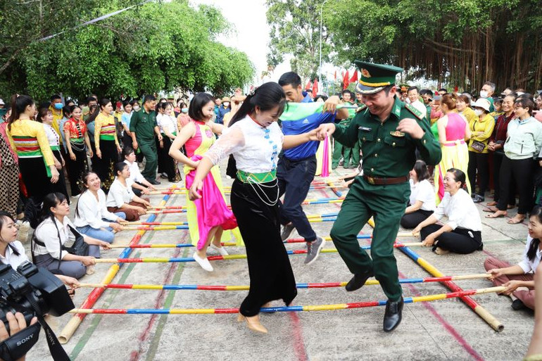 Lãnh đạo Bộ Chỉ huy Bộ đội Biên phòng tỉnh Đắk Lắk cùng nhảy sạp với bà con các dân tộc ở biên giới Ia R’vê, thắt chặt thêm tình đoàn kết quân dân.