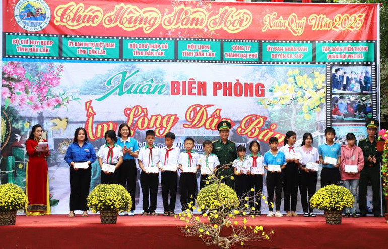 Tặng quà cho 57 cháu học sinh trong Chương trình “Nâng bước em tới trường”, “Con nuôi đồn Biên phòng”.