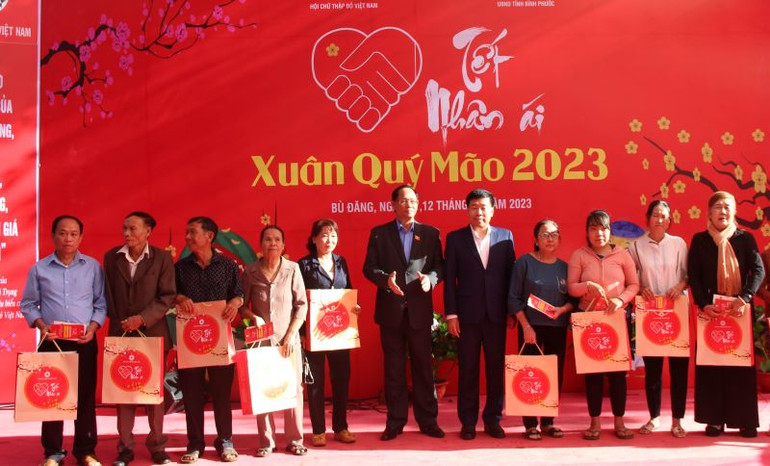 Thượng tướng Trần Quang Phương, Phó Chủ tịch Quốc hội tặng quà tại chương trình “Tết Nhân ái”.