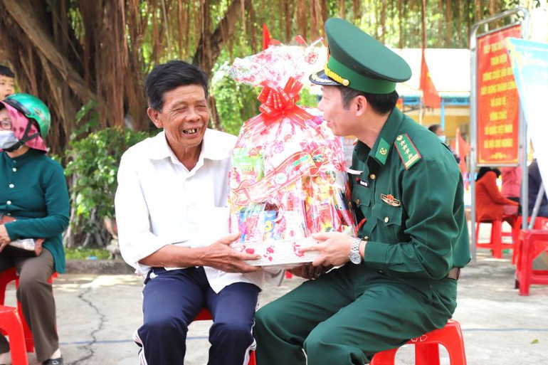 Đại tá Đỗ Quang Thấm, Phó Chính ủy Bộ Chỉ huy Bộ đội Biên phòng tỉnh Đắk Lắk tặng quà cho đối tượng chính sách khi đến tham gia Chương trình “Xuân biên phòng-Ấm lòng dân bản” năm 2023.