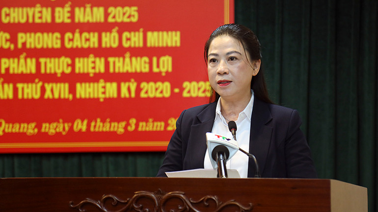 Đồng chí Lê Thị Kim Dung, Phó Bí thư Thường trực Tỉnh ủy, Chủ tịch Hội đồng nhân dân tỉnh Tuyên Quang phát biểu bế mạc hội nghị.