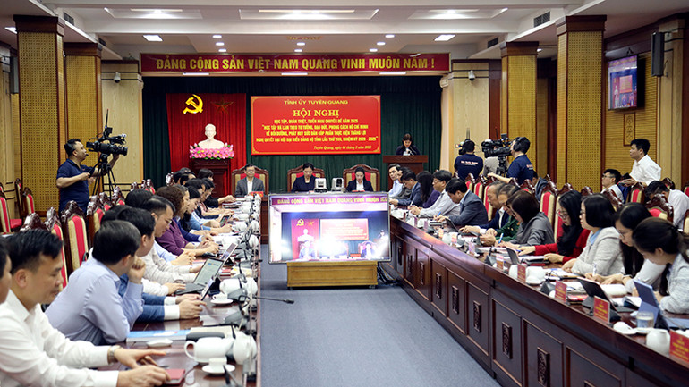 Toàn cảnh hội nghị.