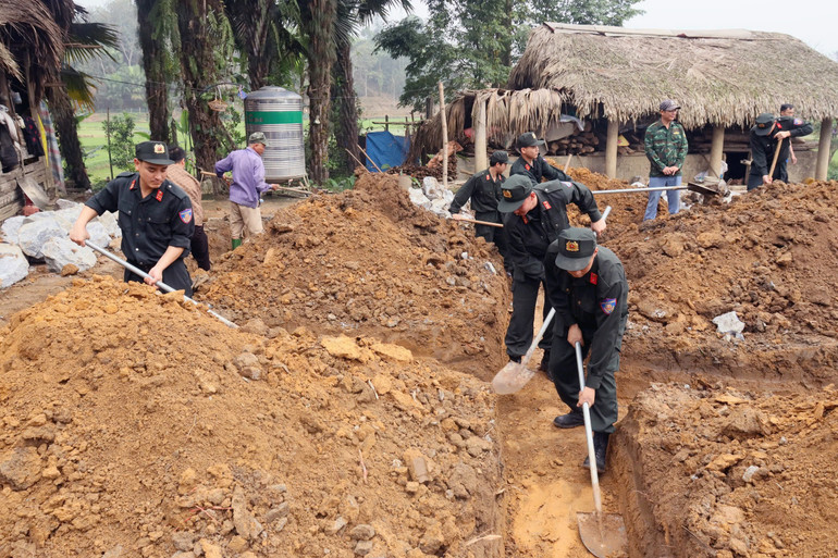 Cán bộ, chiến sĩ Phòng Cảnh sát cơ động Công an tỉnh Tuyên Quang hỗ trợ người dân đào móng xây nhà.