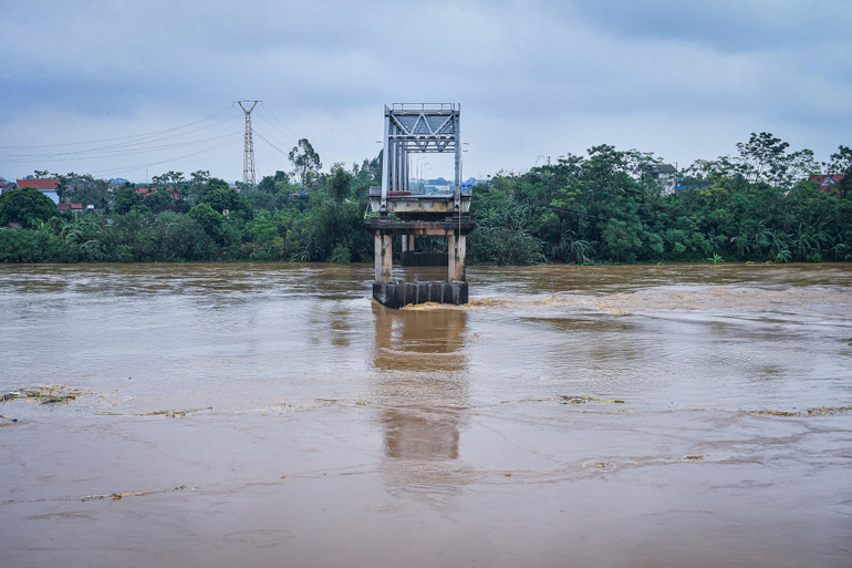 Lũ sông Thao vượt mức lịch sử, nước sông Hồng dâng cao ảnh hưởng một số vùng ở Hà Nội ảnh 22