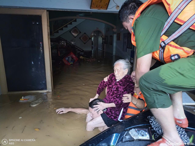 Lũ sông Thao vượt mức lịch sử, nước sông Hồng dâng cao ảnh hưởng một số vùng ở Hà Nội ảnh 47