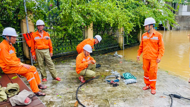 Lũ sông Thao vượt mức lịch sử, nước sông Hồng dâng cao ảnh hưởng một số vùng ở Hà Nội ảnh 49